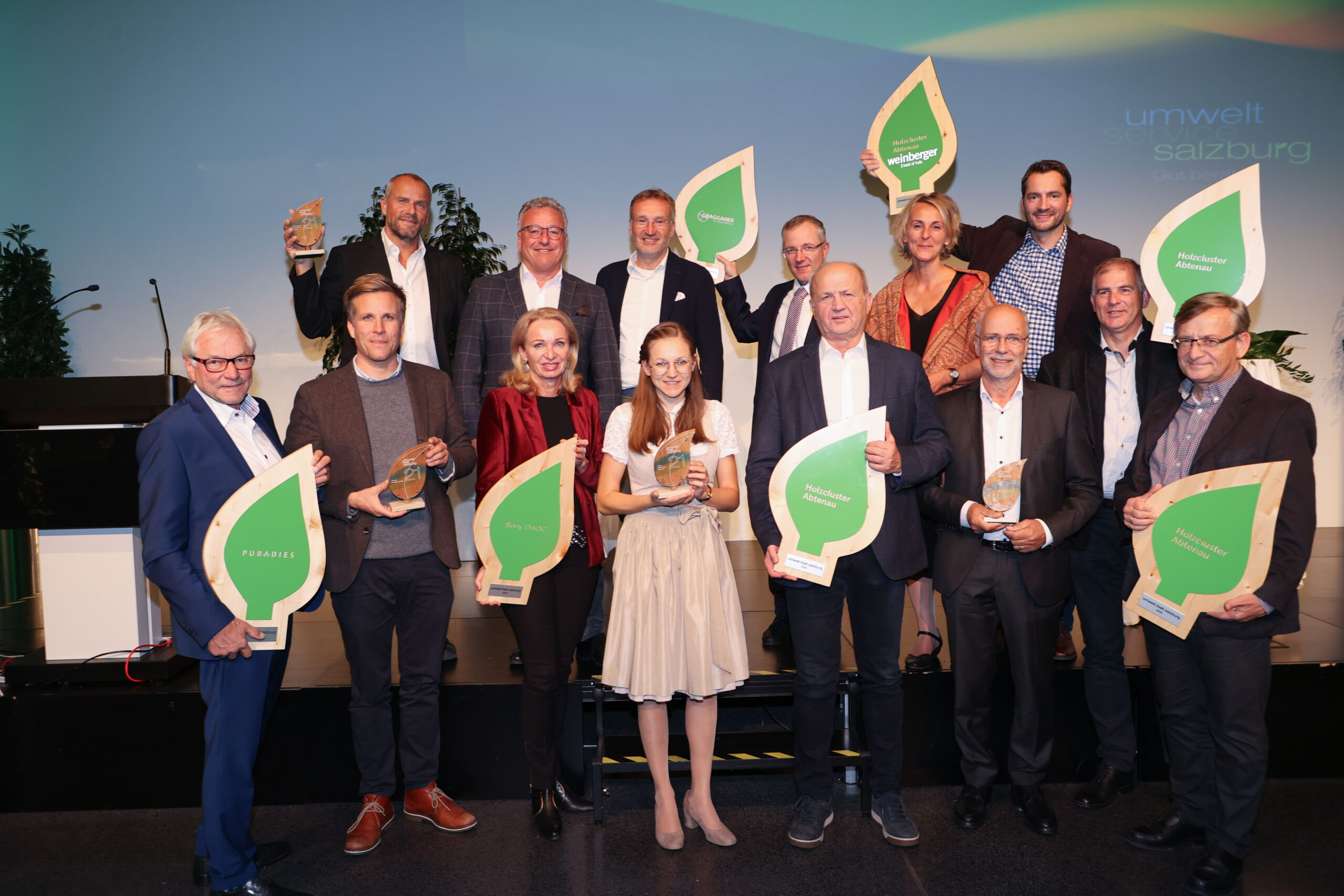 Gruppenfoto bei Umweltpreisverleihung mit Preisträgern und Trophäen
