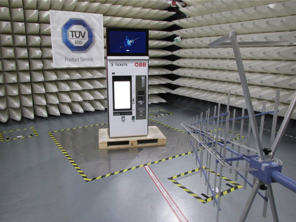 ÖBB-Ticketautomat während der elektromagnetischen Verträglichkeitsprüfung im Testlabor zur Ticket Automat Zertifizierung