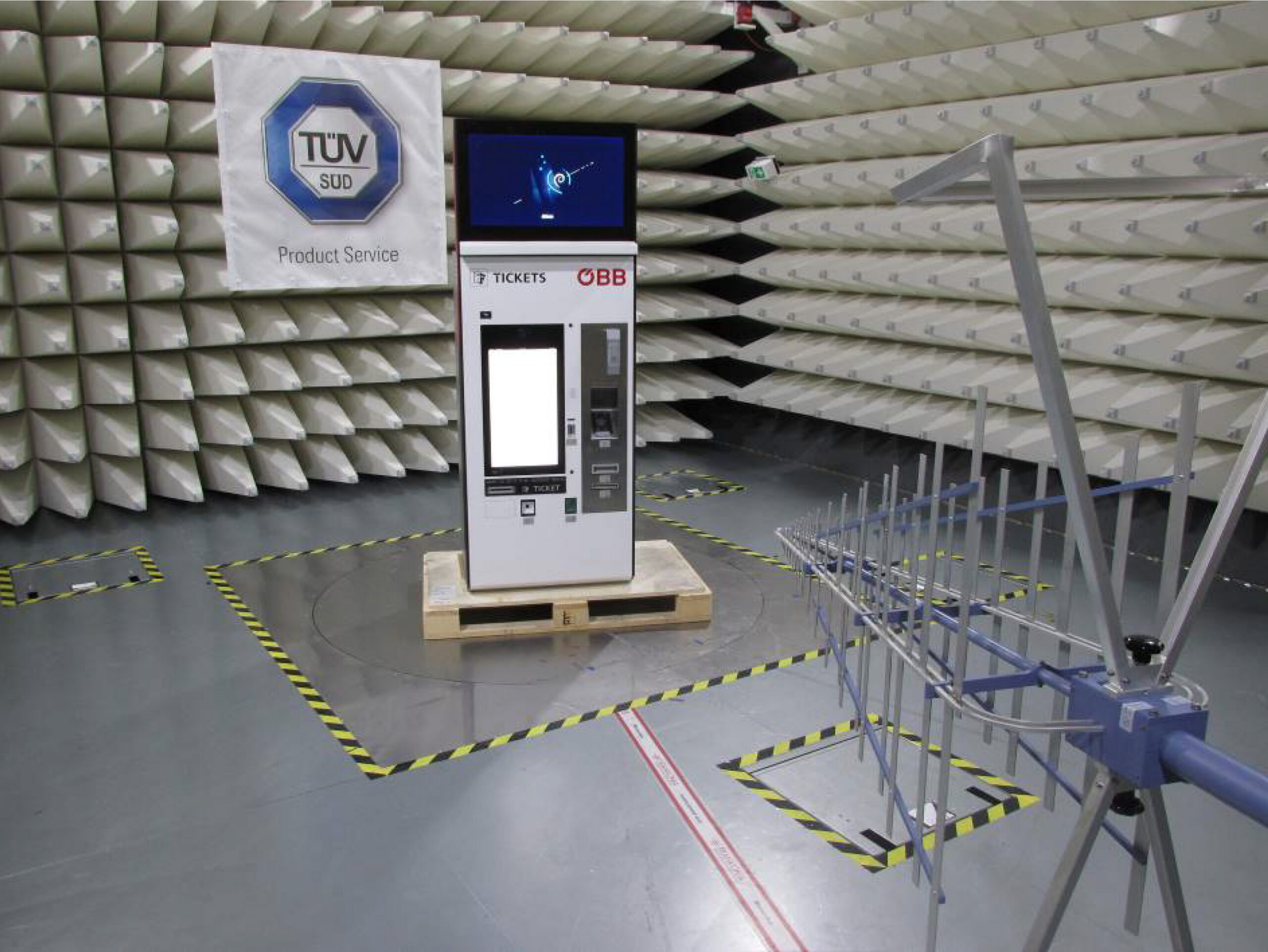 ÖBB-Ticketautomat während der elektromagnetischen Verträglichkeitsprüfung im Testlabor zur Ticket Automat Zertifizierung