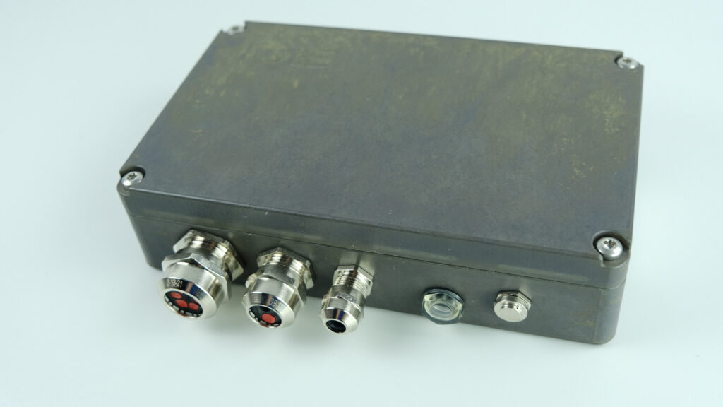 Metallisches Druckausgleichselement mit einseitig feuchtigkeitsdurchlässiger Membran für LED-Leuchten für extreme Bedingungen