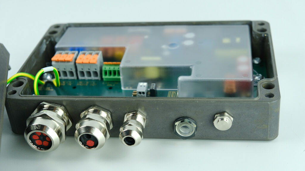 Metallisches Druckausgleichselement mit einseitig feuchtigkeitsdurchlässiger Membran für LED-Leuchten für extreme Bedingungen