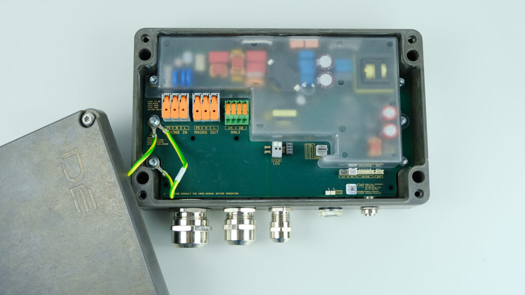 Metallisches Druckausgleichselement mit einseitig feuchtigkeitsdurchlässiger Membran für LED-Leuchten für extreme Bedingungen