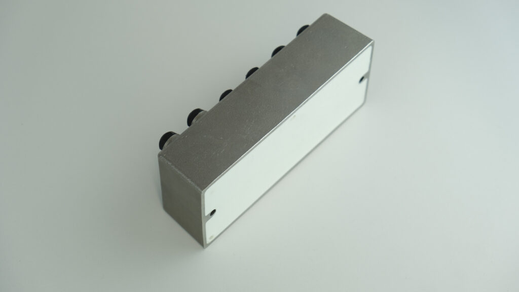 Glasoptik mit Verklebung zur sicheren Fixierung und Abdichtung in LED-Leuchten für extreme Bedingungen