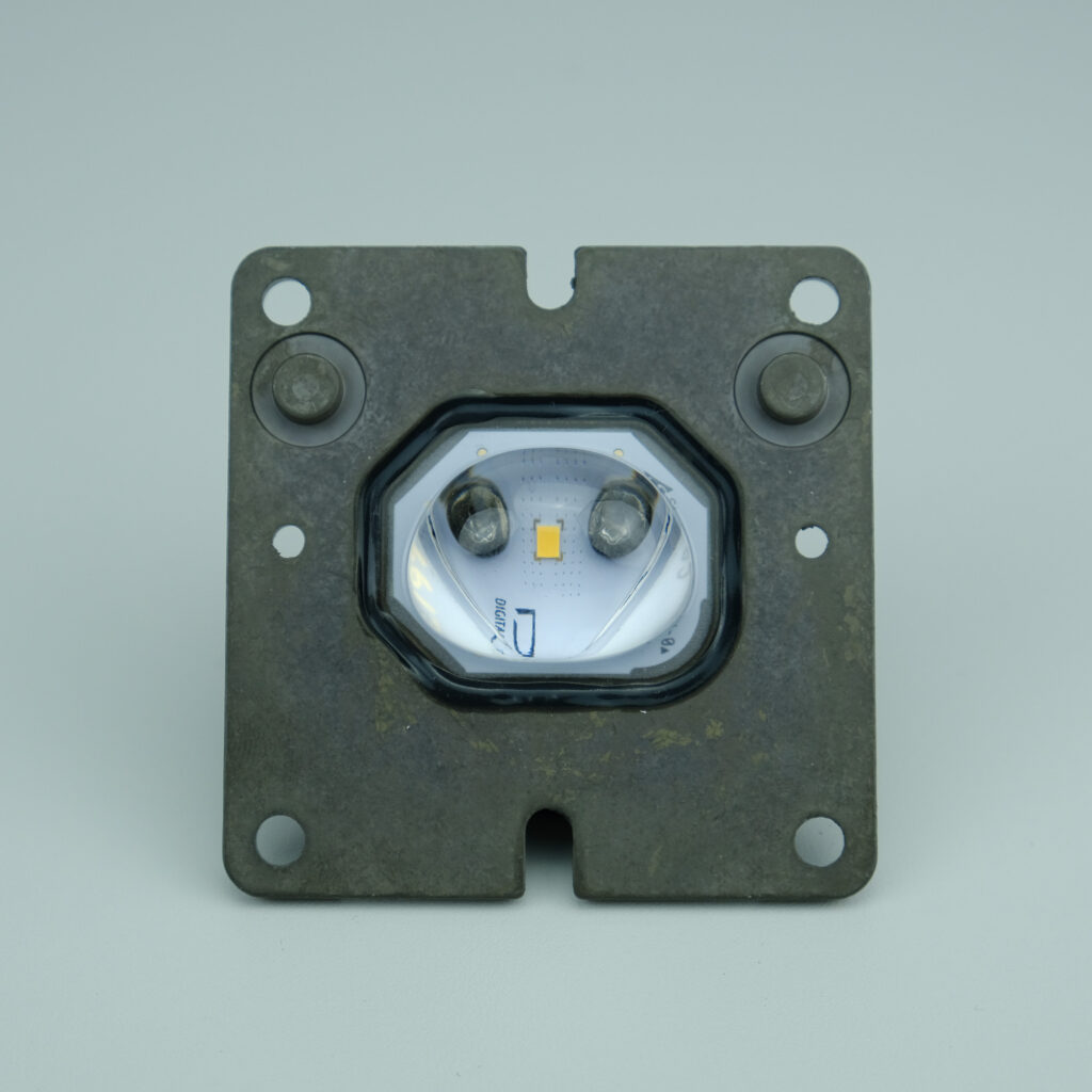 Glasoptik mit Verklebung zur sicheren Fixierung und Abdichtung in LED-Leuchten für extreme Bedingungen