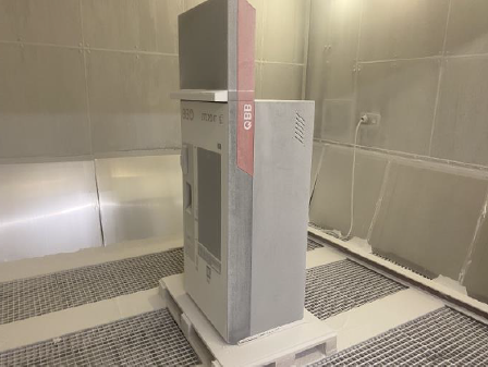 ÖBB-Ticketautomat während der Staubprüfung in einer Testkammer zur Ticket Automat Zertifizierung