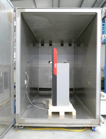 ÖBB-Ticketautomat während eines Klimatests in einer Edelstahl-Klimakammer